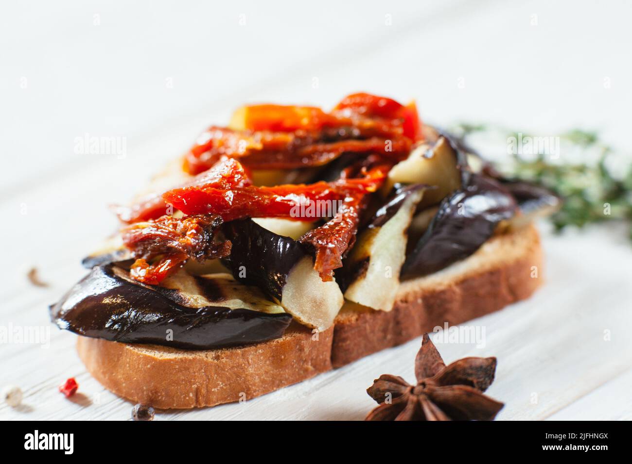 Auberginen-Sandwich mit Tomaten Stockfoto