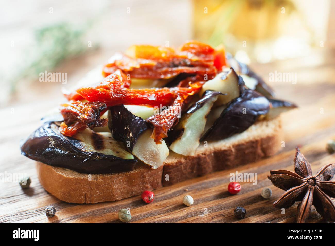 Sandwich mit sonnengetrockneten Tomaten und Auberginen Stockfoto