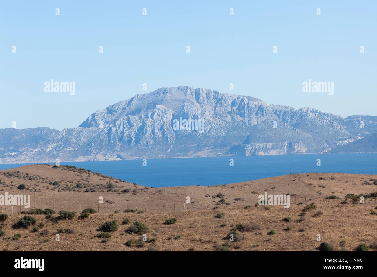 Von der Küste von Tarifa in Andalusien aus sieht man das Atlasgebirge an der Küste Marokkos mit dem Mittelmeer zwischen den beiden Küsten. Stockfoto