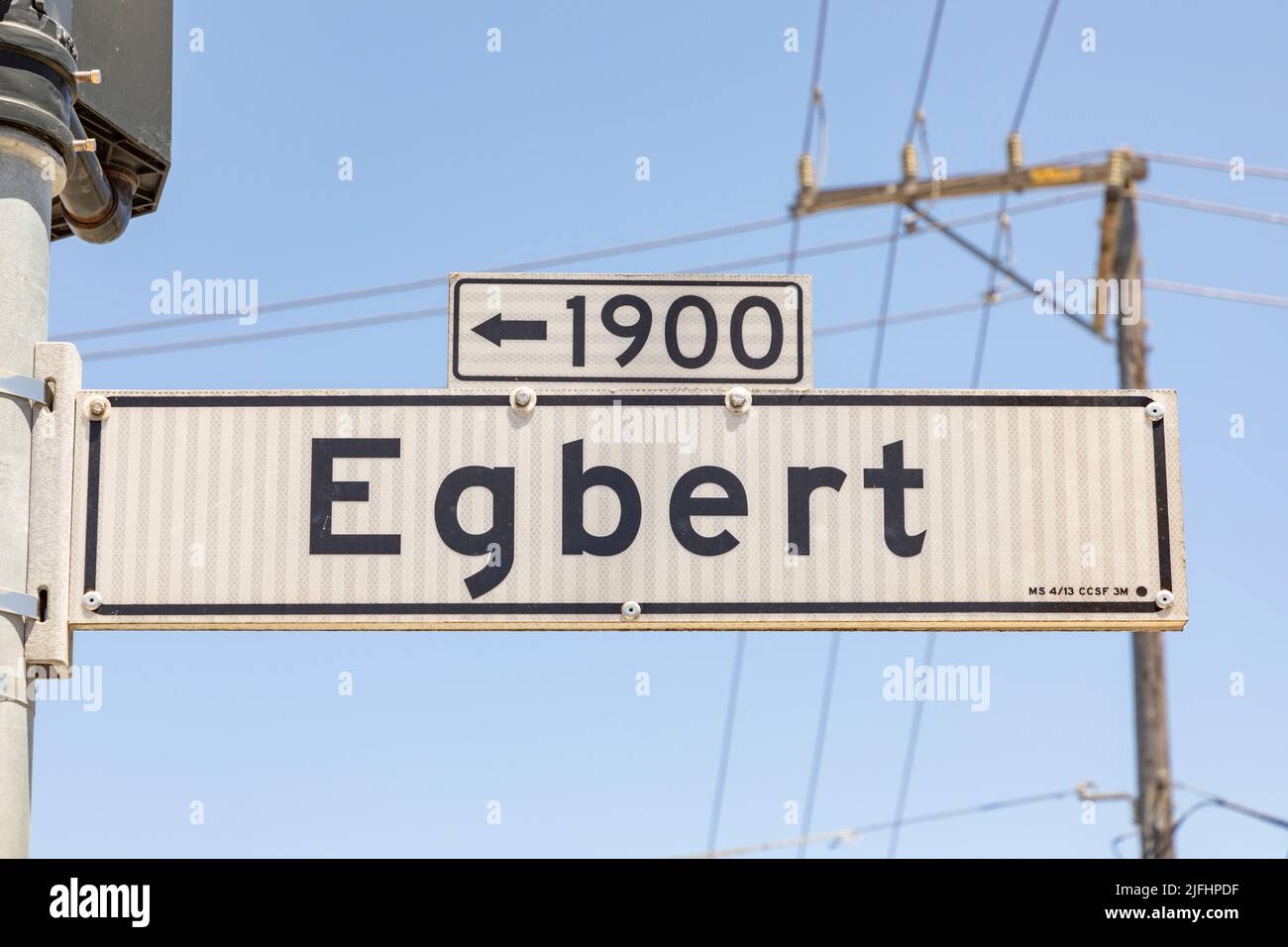 San Francisco, USA - 7. Juni 2022: Straßenname Egbert in San Francisco in typischer weißer Beschilderung mit schwarzem Buchstaben. Stockfoto
