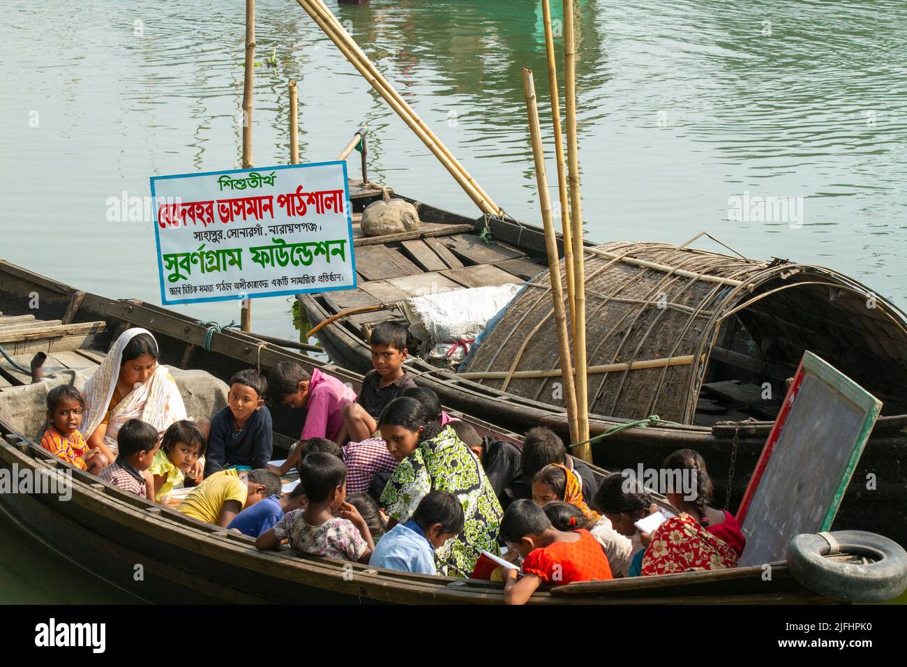 Eine schwimmende Schule auf einem kleinen Boot für Zigeunerkinder auf einem Kanal in der Nähe des Meghna-Flusses in Sahapur in Sonargaon, Narayanganj, Bangladesch. Stockfoto