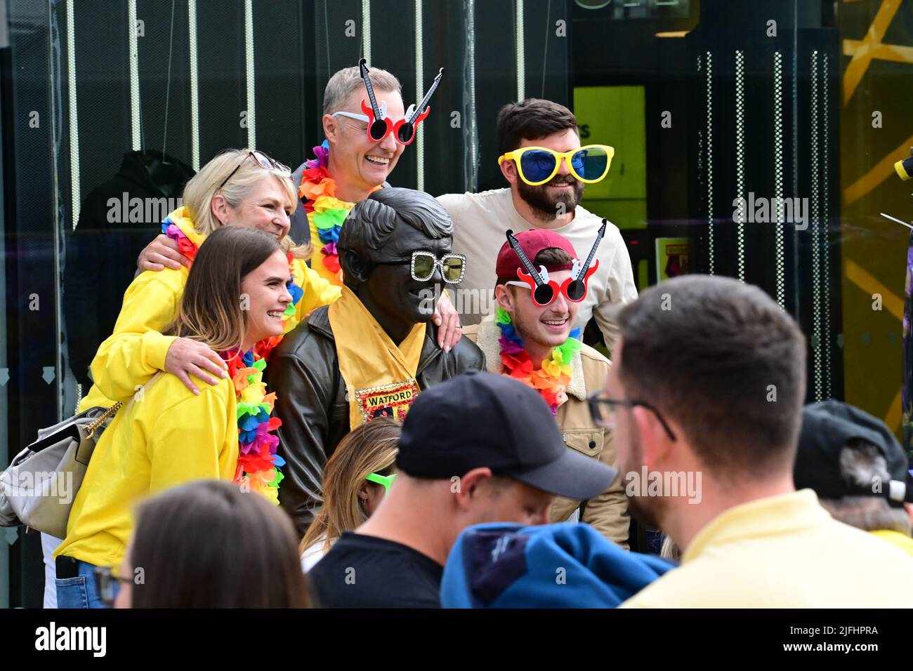 Elton John Concert Fans Graham Taylor Statue mit Watford FC Schal Stockfoto