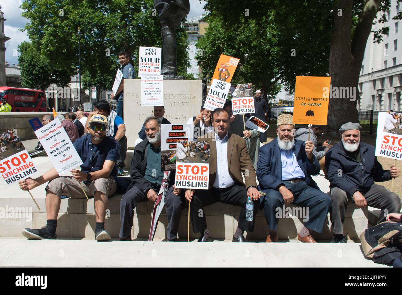 London, Vereinigtes Königreich . 03.. Juli 2022. Indien ist der größte Menschenrechtsverletzer in der stillen Welt. Eine vereinte indische Minderheit protestiert gegen den Hindu-Faschismus und den Völkermord am Bulldozen in Indien, ohne jegliche Gegenleistung. Der Völkermord dauert mehr als fünf Jahre an. Verwandeln Sie Indien Kushmir außerdem seit mehr als 7 Jahrzehnten in das größte offene muslimische Genozidgefängnis muslimischer Kushmiri und Skihs. Die Demonstranten beschuldigen auch die faschistische Regierung des Vereinigten Königreichs, die die indische Minderheit außerhalb der Downing Street, London, Großbritannien, gespalten hat. - 3. Juli 2022. Quelle: Siehe Li/Picture Capital/Alamy Live News Stockfoto