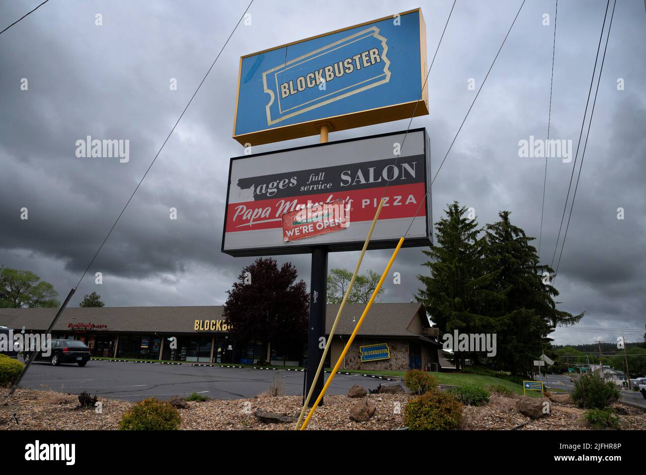 Bend, Oregon, USA. 19.. Juni 2022. Der letzte verbliebene Blockbuster-Videoladen ist am 19. Juni 2022 in Bend, Oregon, zu sehen. Blockbuster LLC schloss bis 2014 alle unternehmenseigenen Geschäfte und überließ den Standort Bend als einen von 50 verbleibenden Franchise-Stores. Im Juli 2018 wurde es der letzte verbliebene Blockbuster in den Vereinigten Staaten und im März 2019 der letzte in der Welt. (Bild: © David Becker/ZUMA Press Wire) Stockfoto