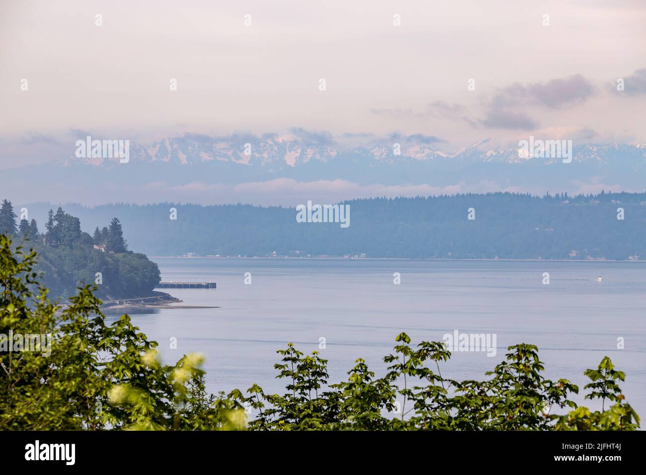 Puget Sound mit Olympic Mountains am frühen Morgen Stockfoto