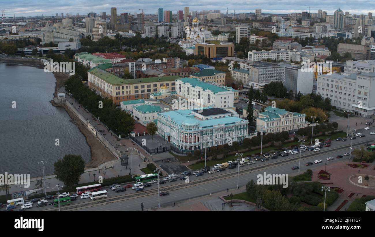 Eine wunderschöne Großstadt aus der Vogelperspektive. Die helle Stadt Jekaterinburg, das Stadtzentrum mit Hochhäusern, einem Fluss und Stockfoto