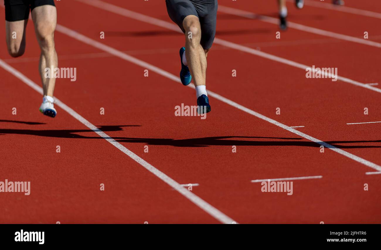 Zusammengesetztes Bild von Nahaufnahme der Laufbeine des Sportlers. Individuelles Sportkonzept. Horizontales Sportposter, Grußkarten, Header, Website Stockfoto