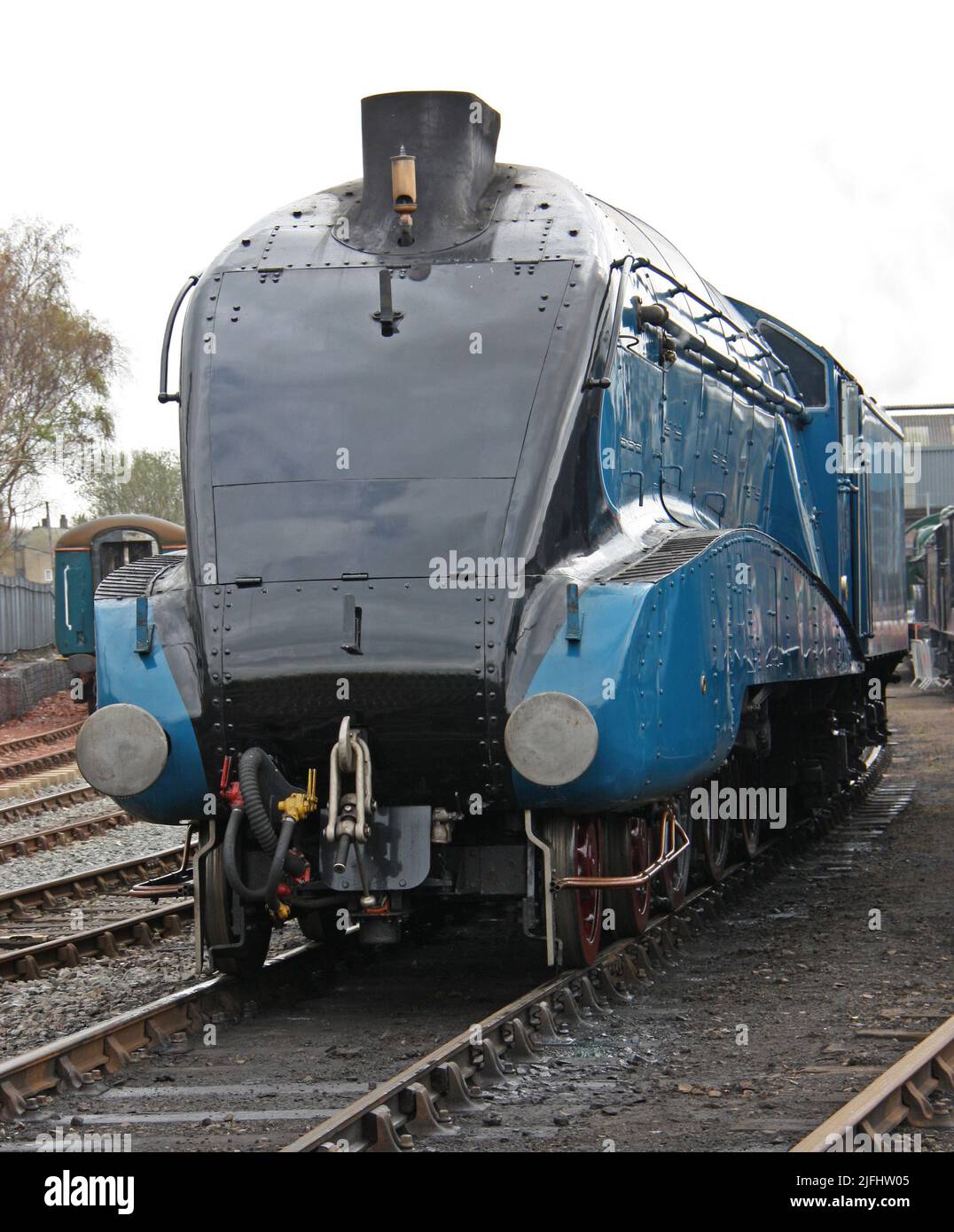 Die blaue Front einer britischen Dampflokomotive der Klasse A4. Stockfoto