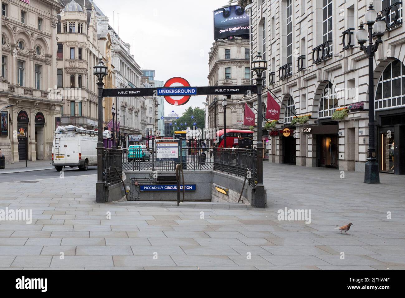 Im Zentrum Londons war es ungewöhnlich leer und verlassen, als der Eisenbahnstreik unter Führung der RMT Union den zweiten Tag andauert. Im Bild: Piccadilly Circus sieht aus Stockfoto