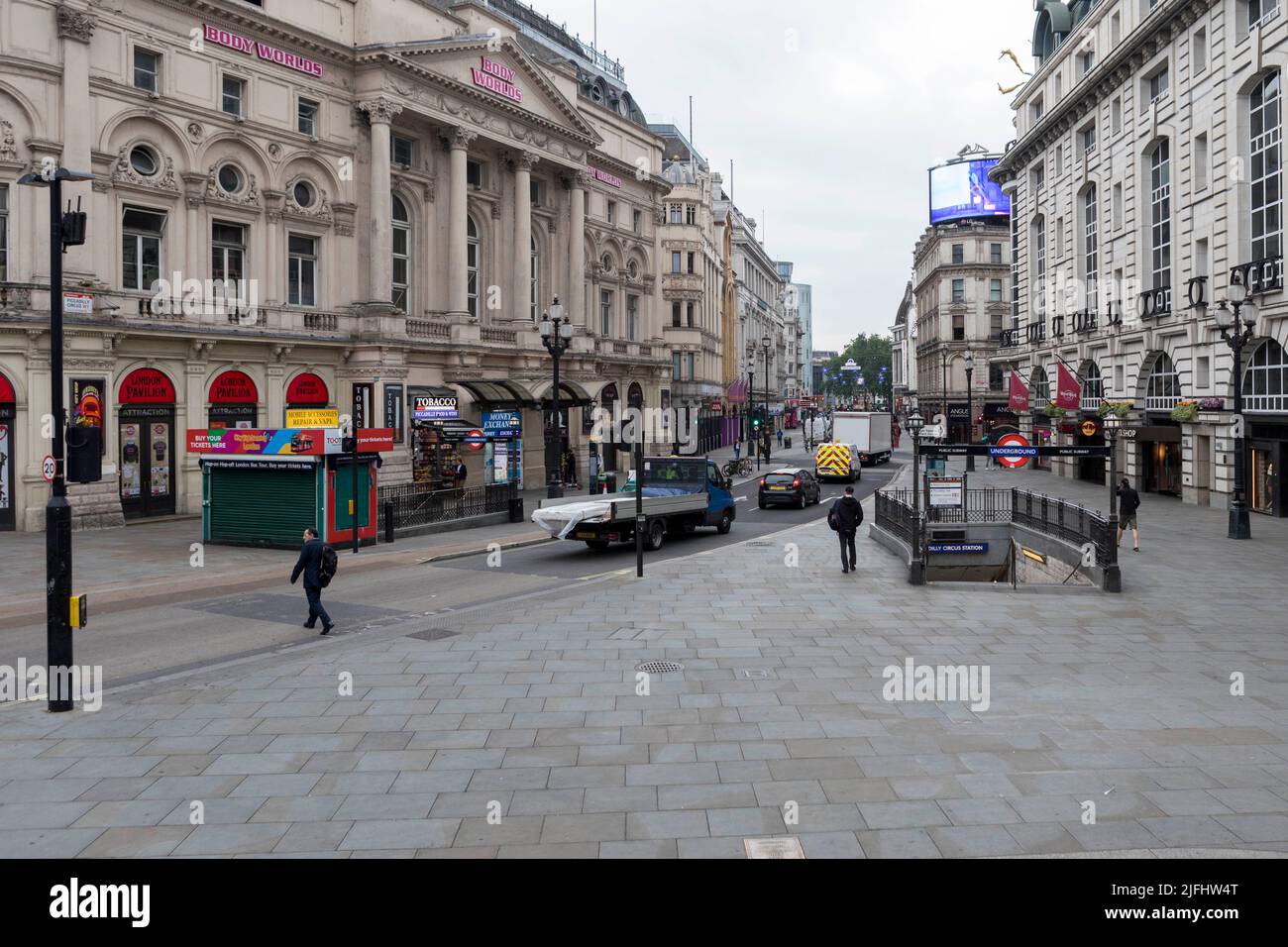 Im Zentrum Londons war es ungewöhnlich leer und verlassen, als der Eisenbahnstreik unter Führung der RMT Union den zweiten Tag andauert. Im Bild: Piccadilly Circus sieht aus Stockfoto