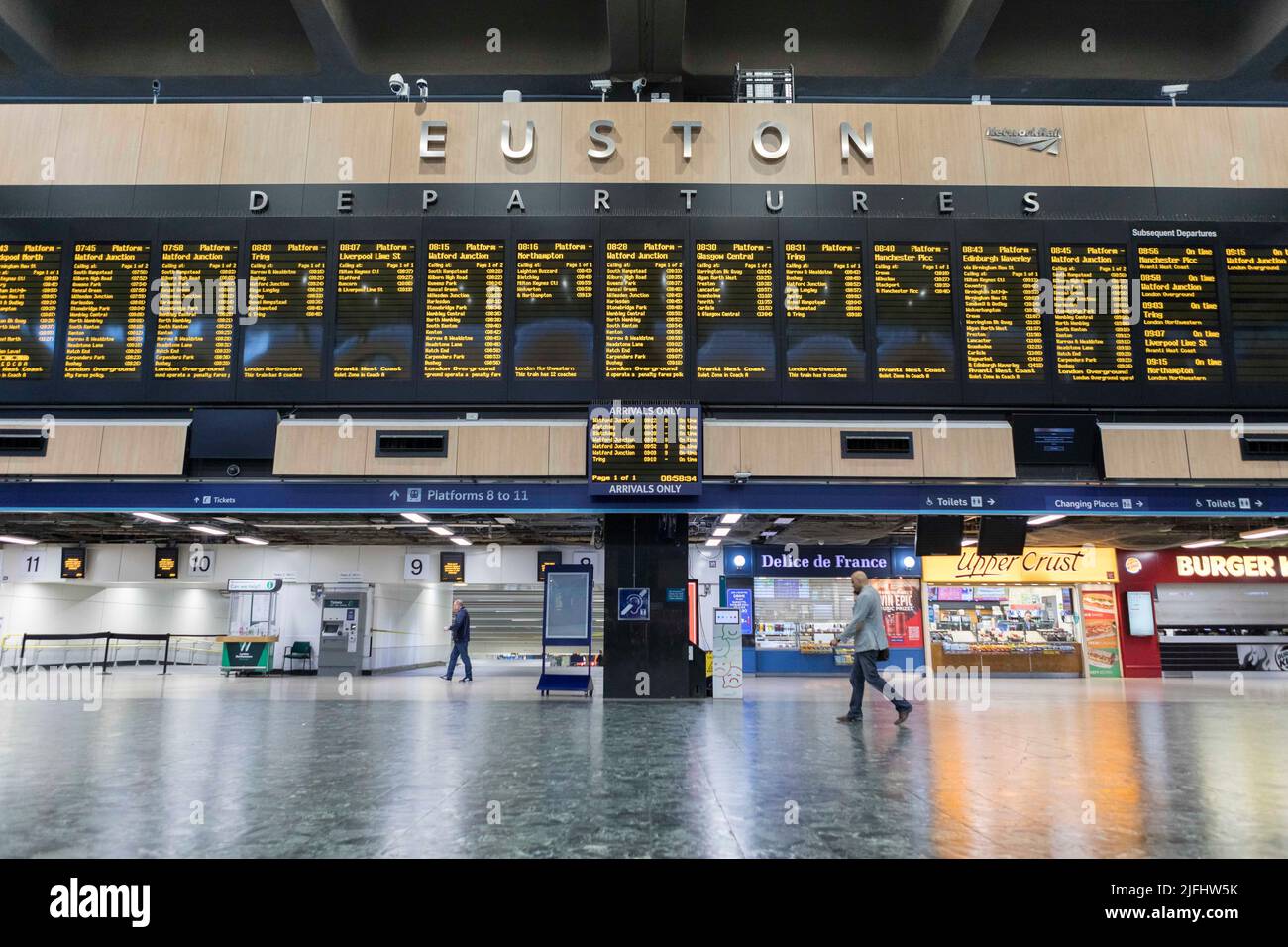 Die Auswirkungen des zweiten Tages der Eisenbahnstreiks unter Führung der Gewerkschaft GMT bleiben bis heute bestehen. Der Bahnhof Euston wird als relativ ruhig angesehen, mit Reisenden, die wai fahren Stockfoto