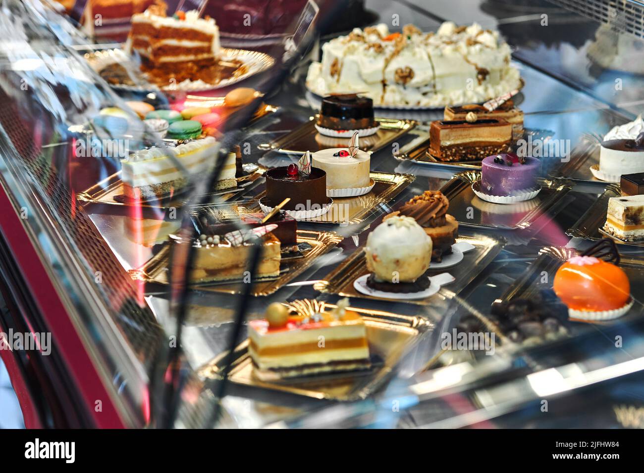 Nahaufnahme verschiedener Kuchen, Gebäck, Kekse, Präsentation von Süßigkeiten in einer Konditorei Stockfoto