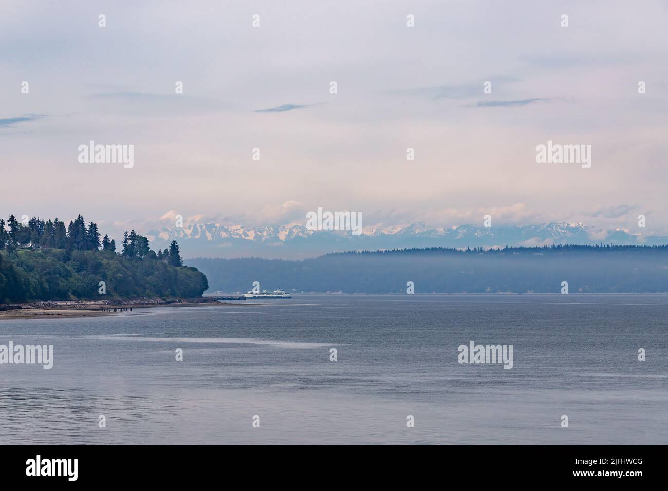 Puget Sound mit Olympic Mountains am frühen Morgen Stockfoto