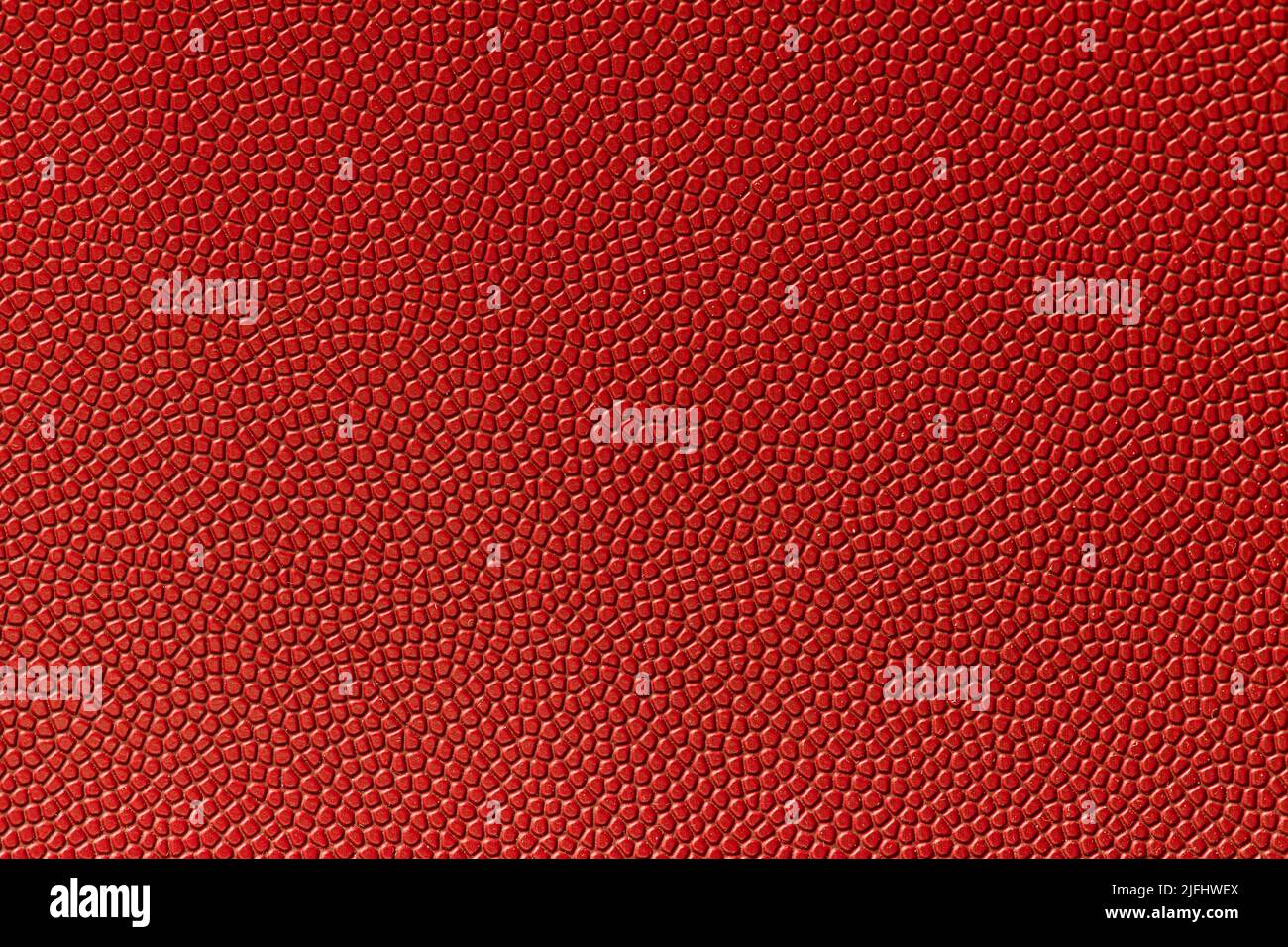 Roter Basketball Ball Leder Hintergrund. Horizontales Sport-Thema Poster, Grußkarten, Header, Website und App Stockfoto