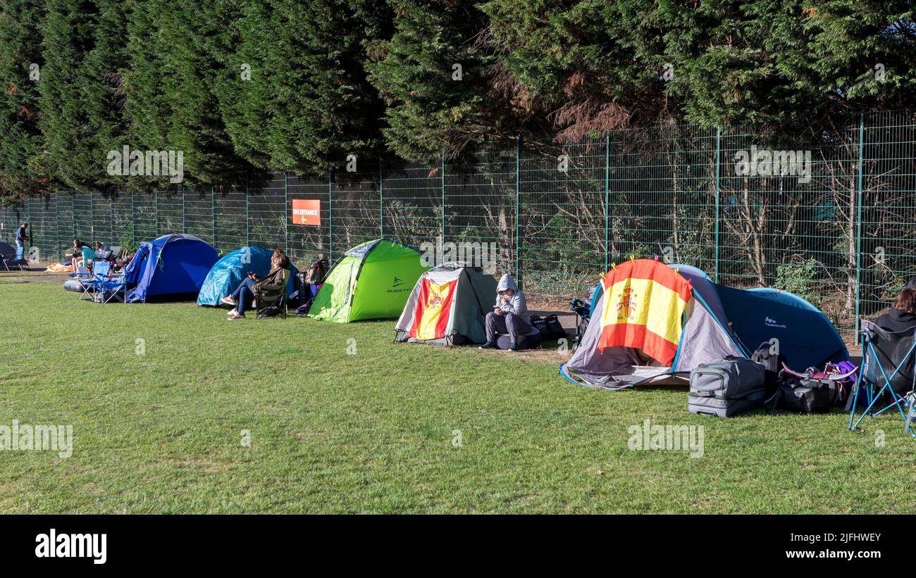 Tennisspieler stehen heute Morgen im Wimbledon Park für Tickets vor der Meisterschaft Schlange. Bild aufgenommen am 27.. Juni 2022. © Belinda Jiao j Stockfoto