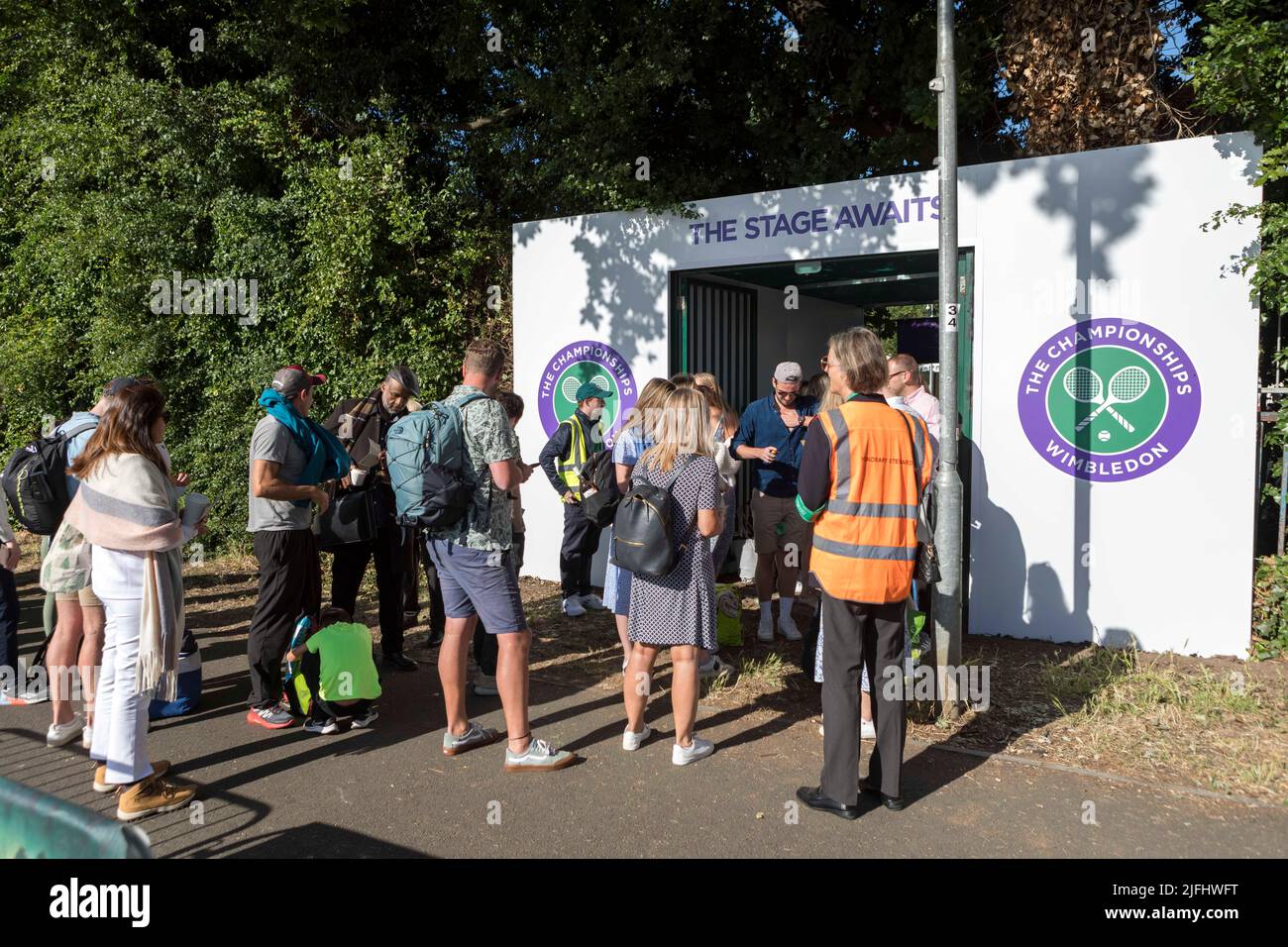 Tennisspieler stehen heute Morgen im Wimbledon Park für Tickets vor der Meisterschaft Schlange. Bild aufgenommen am 27.. Juni 2022. © Belinda Jiao j Stockfoto