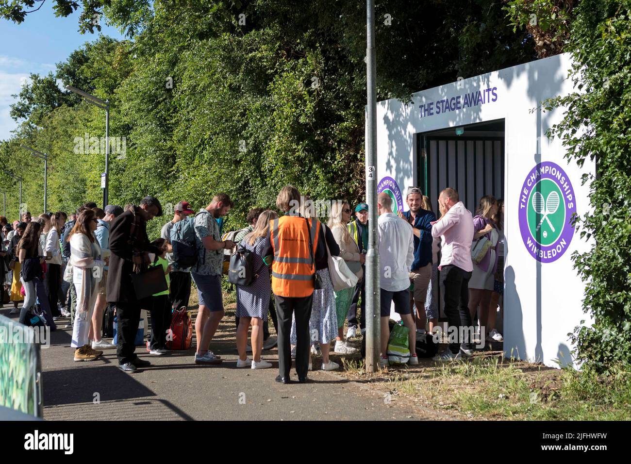 Tennisspieler stehen heute Morgen im Wimbledon Park für Tickets vor der Meisterschaft Schlange. Bild aufgenommen am 27.. Juni 2022. © Belinda Jiao j Stockfoto