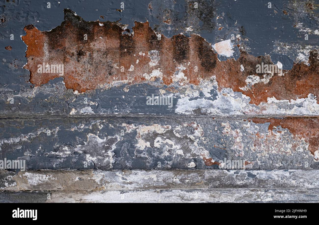 Alte und abblätternde blau-weiß gestrichene Ziegelwand in Bali, Indonesien. Hintergrundgrunge-Textur Stockfoto