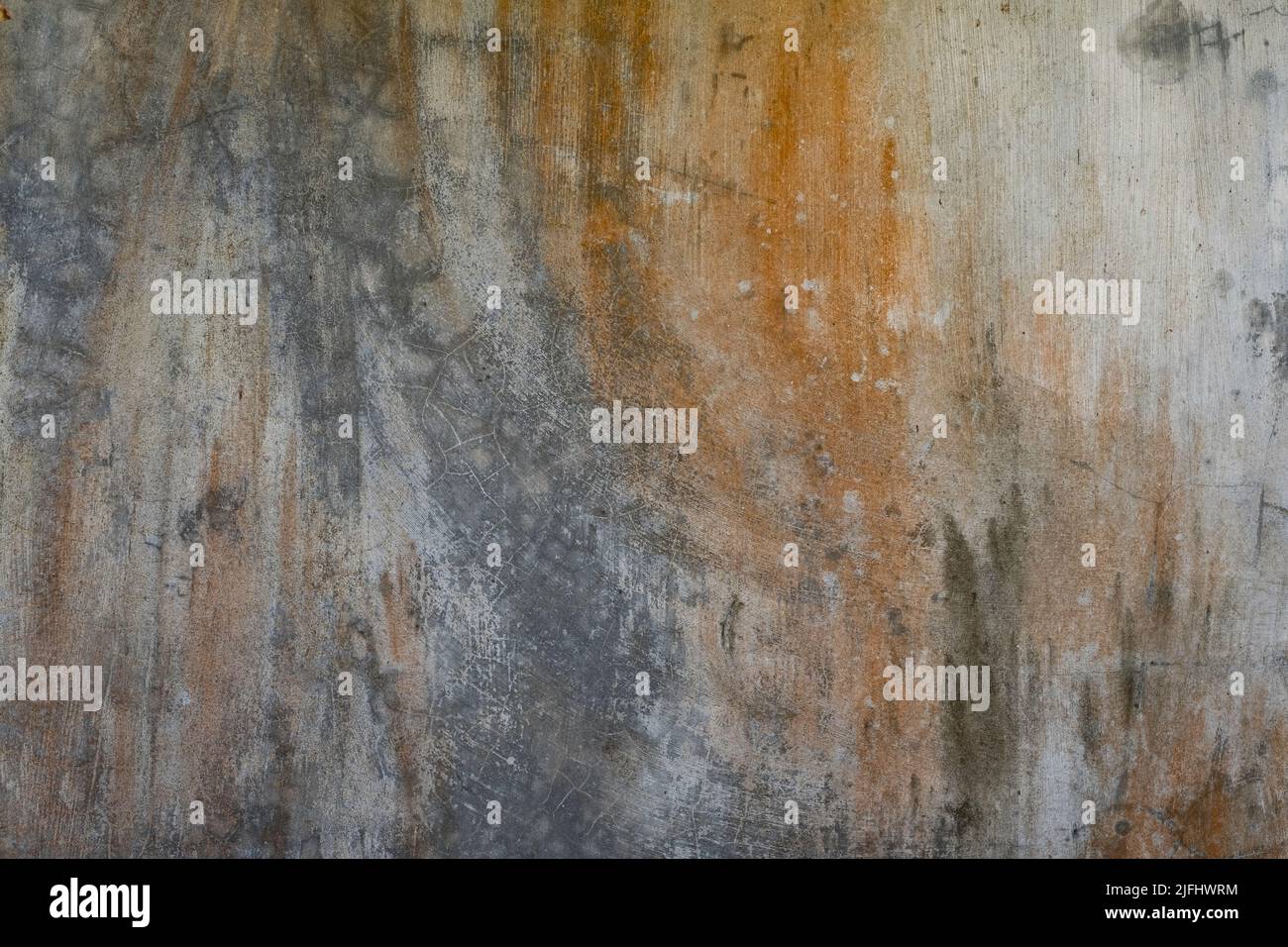 Schmutzige cremefarbene Zementwand mit Rostflecken und Hintergrundtextur Stockfoto