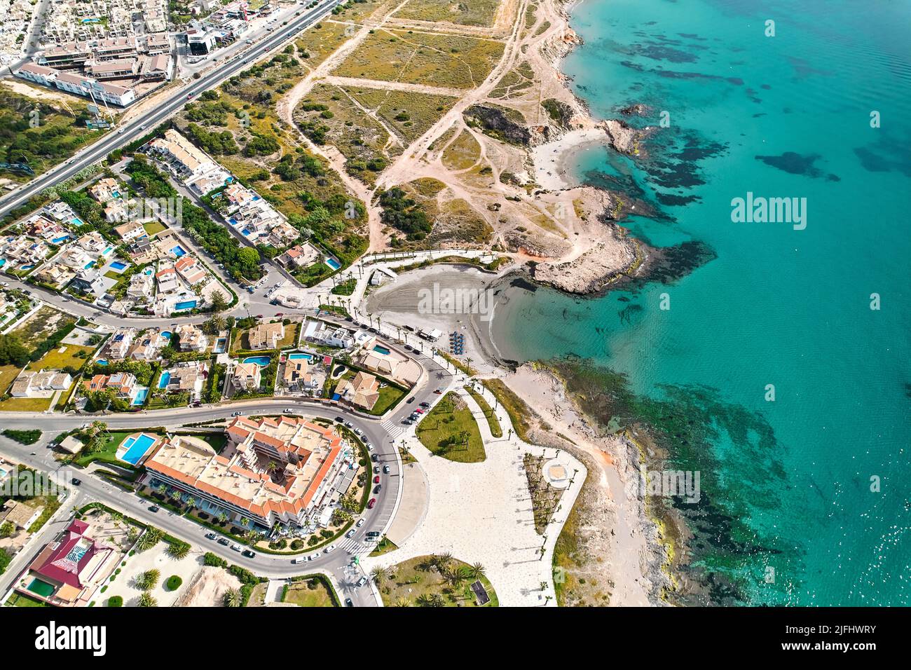 Playa de Cala Mosca Küste mit türkisfarbenem Mittelmeer während sonnigen Sommertagen, Provinz Alicante. Spanien. Reise- und Urlaubskonzept Stockfoto