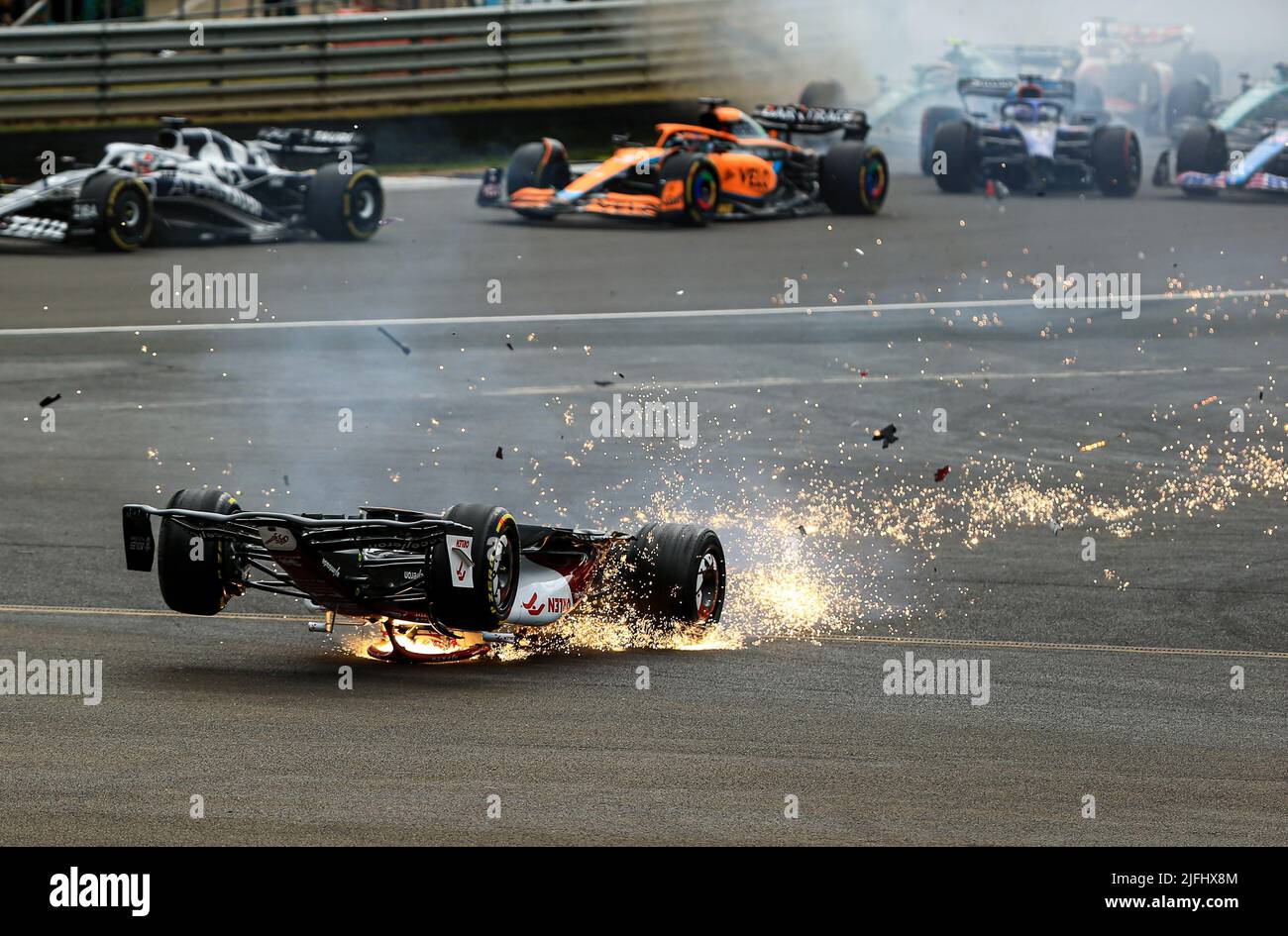 Silverstone, Großbritannien. 3.. Juli 2022, Silverstone Circuit, Silverstone, Northamptonshire, England: Großer Preis von Großbritannien F1, Renntag: Alfa Romeo F1 Team Orlen, Guanyu Zhou Crash Credit: Action Plus Sports Images/Alamy Live News Stockfoto