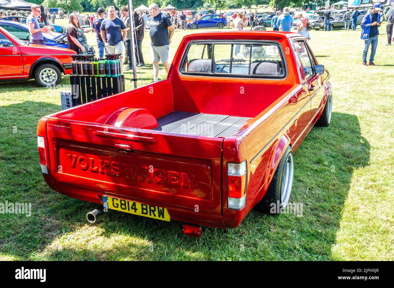 Rückansicht eines roten Volkswagen Caddy Pickup-Trucks aus dem Jahr 1989 auf der Motorshow in Reading, Großbritannien Stockfoto