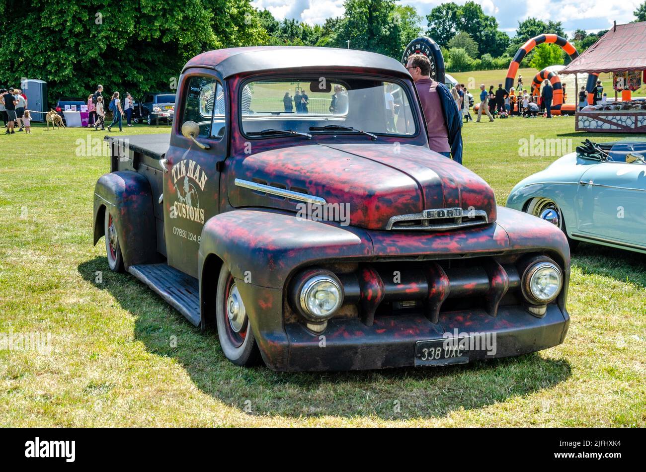 Vorderansicht eines alten Ford-Pickups der F-Serie mit einer kundenspezifischen Lackierung auf der „The berkshire Car Show“ in Reading, Großbritannien Stockfoto