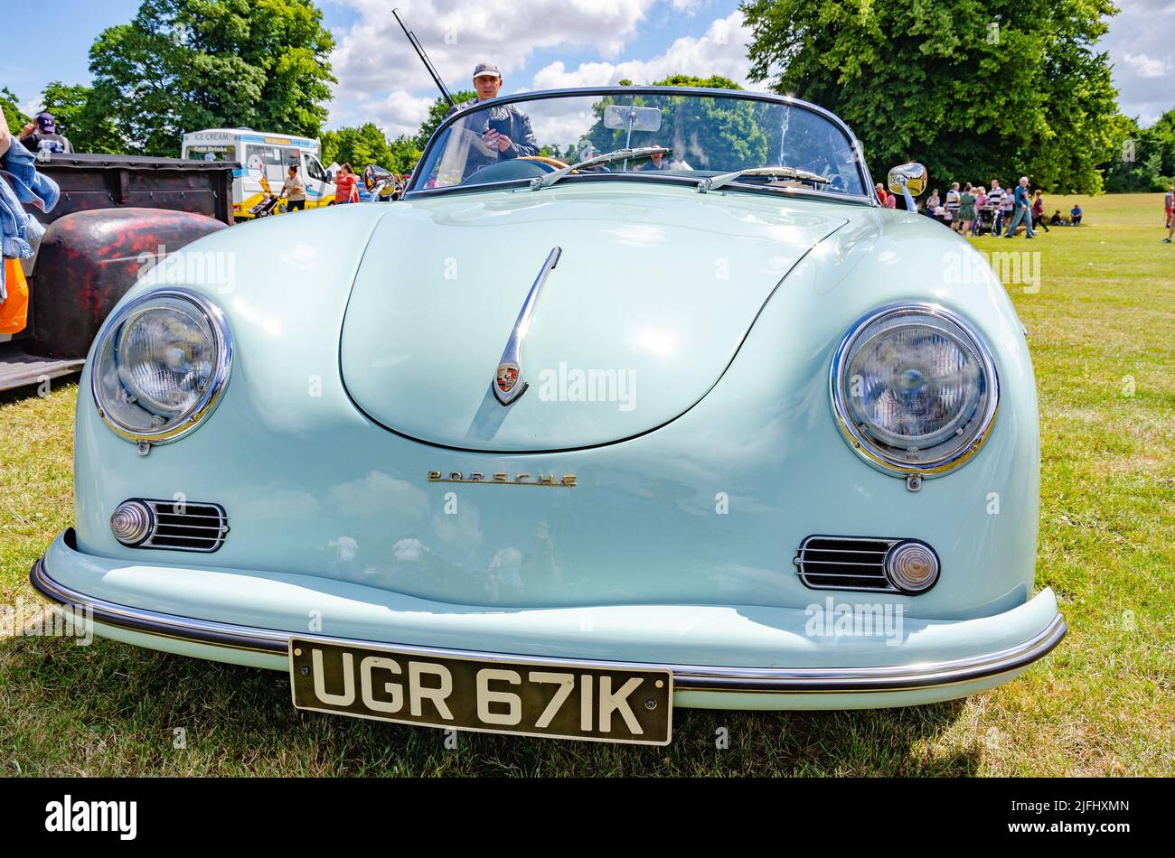 Vorderansicht eines Porsche 365 Speedster Cabriolets auf der Motorshow in Prospect. Park, Reading, Großbritannien Stockfoto