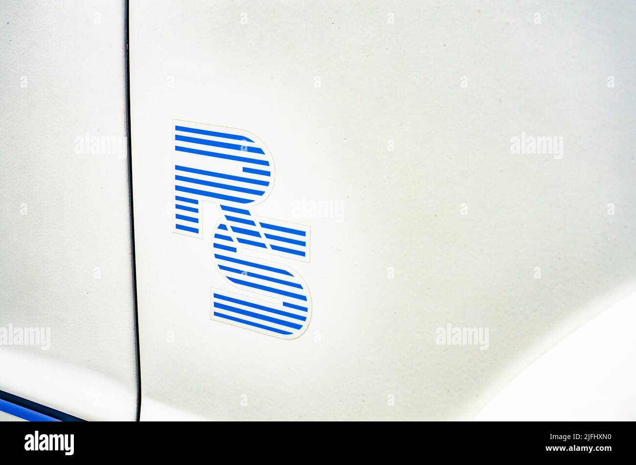 Detailaufnahme des 'RS' auf der Seite von.ein Ford Escort Mark 3 RS Turbo auf der Motorshow in der Grafschaft von Baltshire Stockfoto