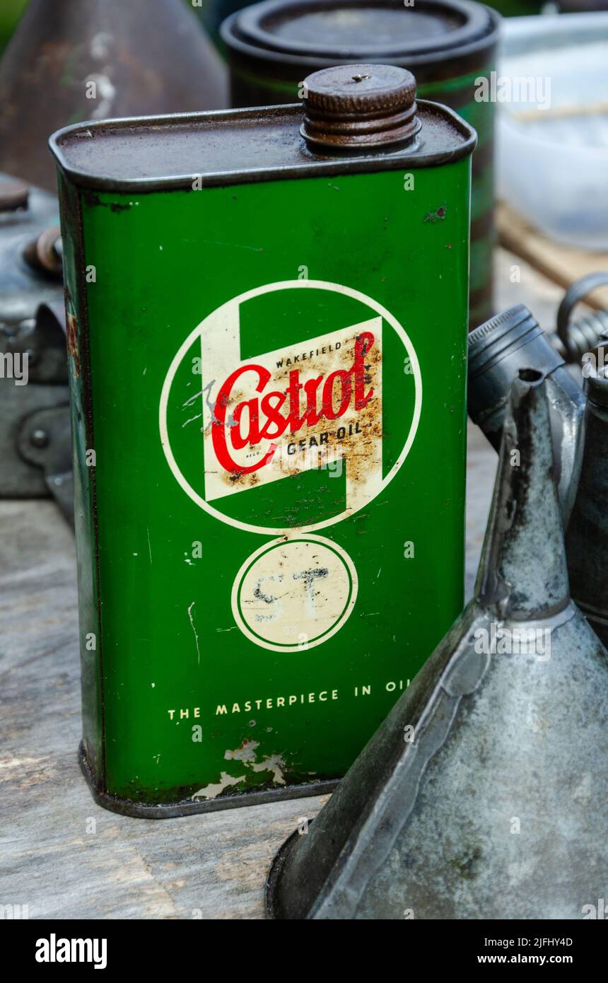 Ein altes, einsammelbares grünes Castrol Motorenöl kann an einem Stand auf einer Motorshow verwendet werden. Stockfoto