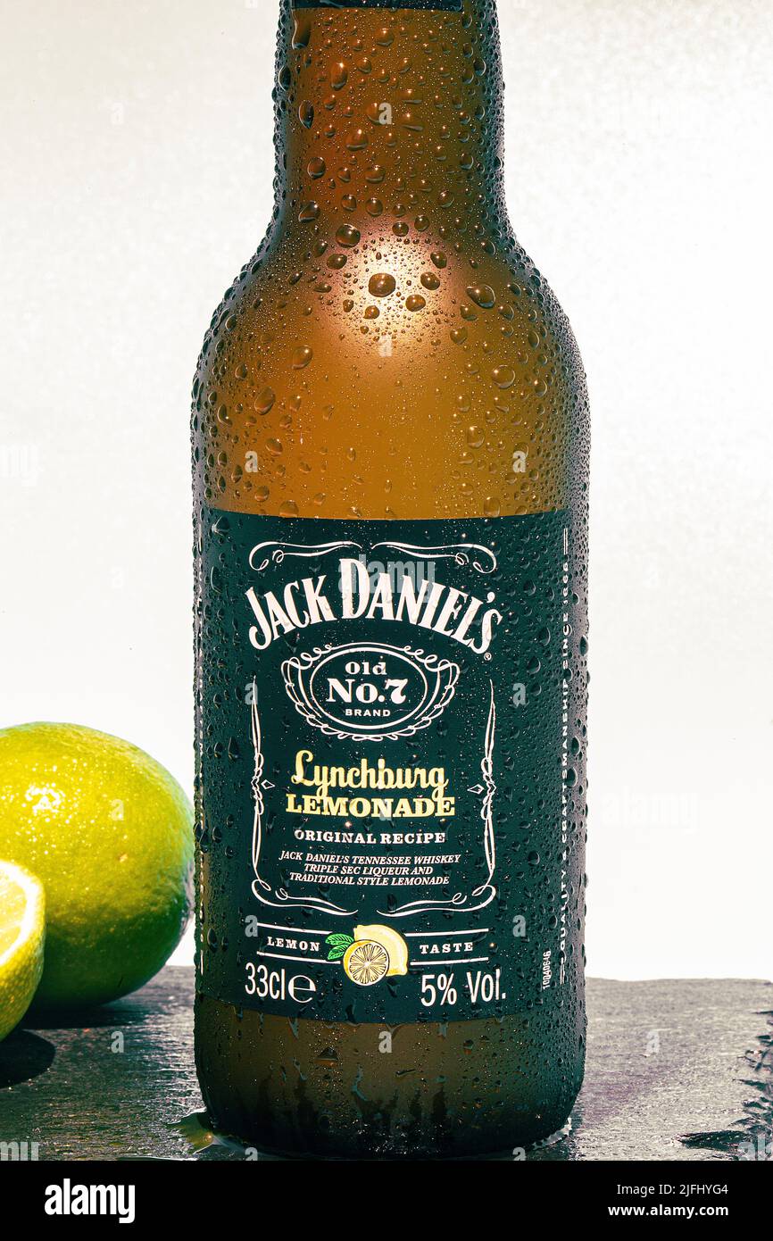 01-07-2022 La Nucia, alicante, spanien. Sehr kalte Flasche Jack Daniels Limonade aus nächster Nähe Stockfoto