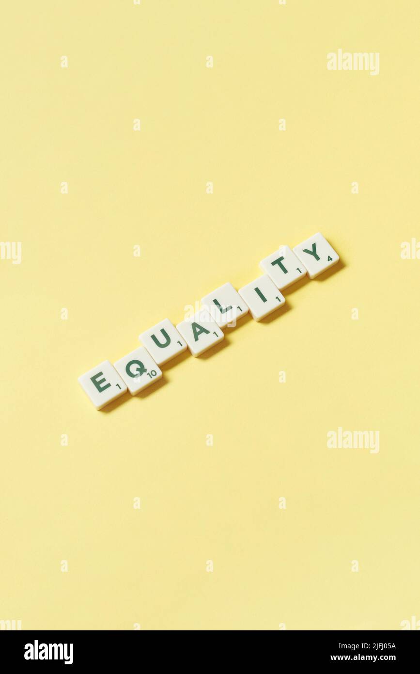 Gleichheit aus abkratziden Blöcken auf gelbem Hintergrund. Stockfoto