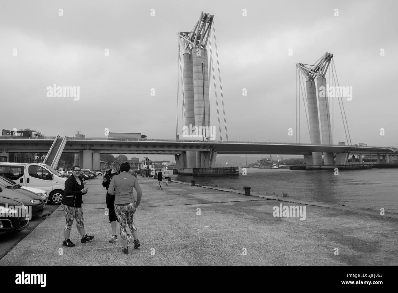 05-12-2016 Rouen, Frankreich. Gruppe von Läuferinnen am Ufer der seine und der Brücke Goustave Flaubert in Rouen. Lastwagen bewegen sich auf der Brücke Stockfoto