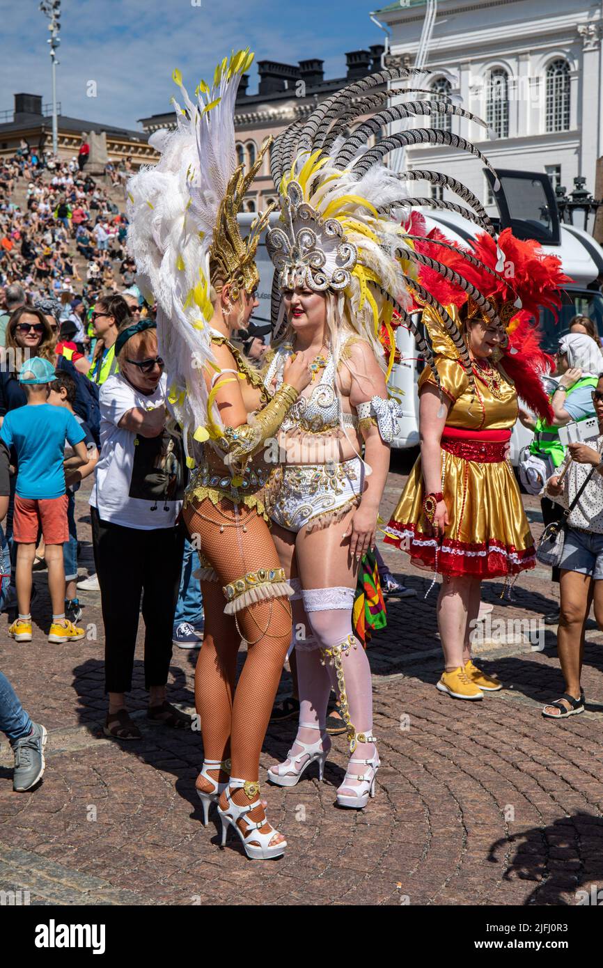 Helsinki Samba Carnaval-Darsteller mit extravaganten Kopfschmuck und Federn bereiten sich auf die Parade auf dem Senatsplatz in Helsinki, Finnland, vor Stockfoto