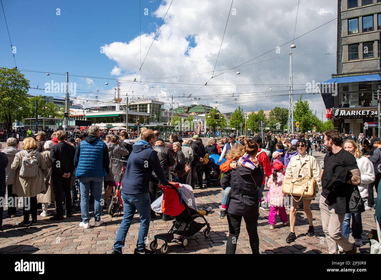 Mannerheimintie versammelte Menschen, um die Militärparade des Flag Day der Streitkräfte in Helsinki, Finnland, anzusehen Stockfoto