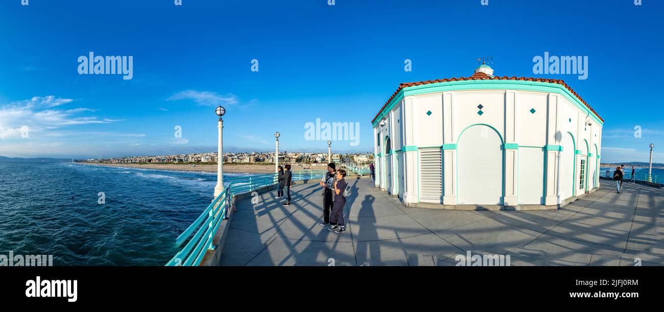 Redondo Beach, USA - 4. März 2019: Die Menschen genießen die Aussicht vom malerischen Pier am Manhattan Beach in der Nähe von Los Angeles in Sonnenuntergangsstimmung. Stockfoto