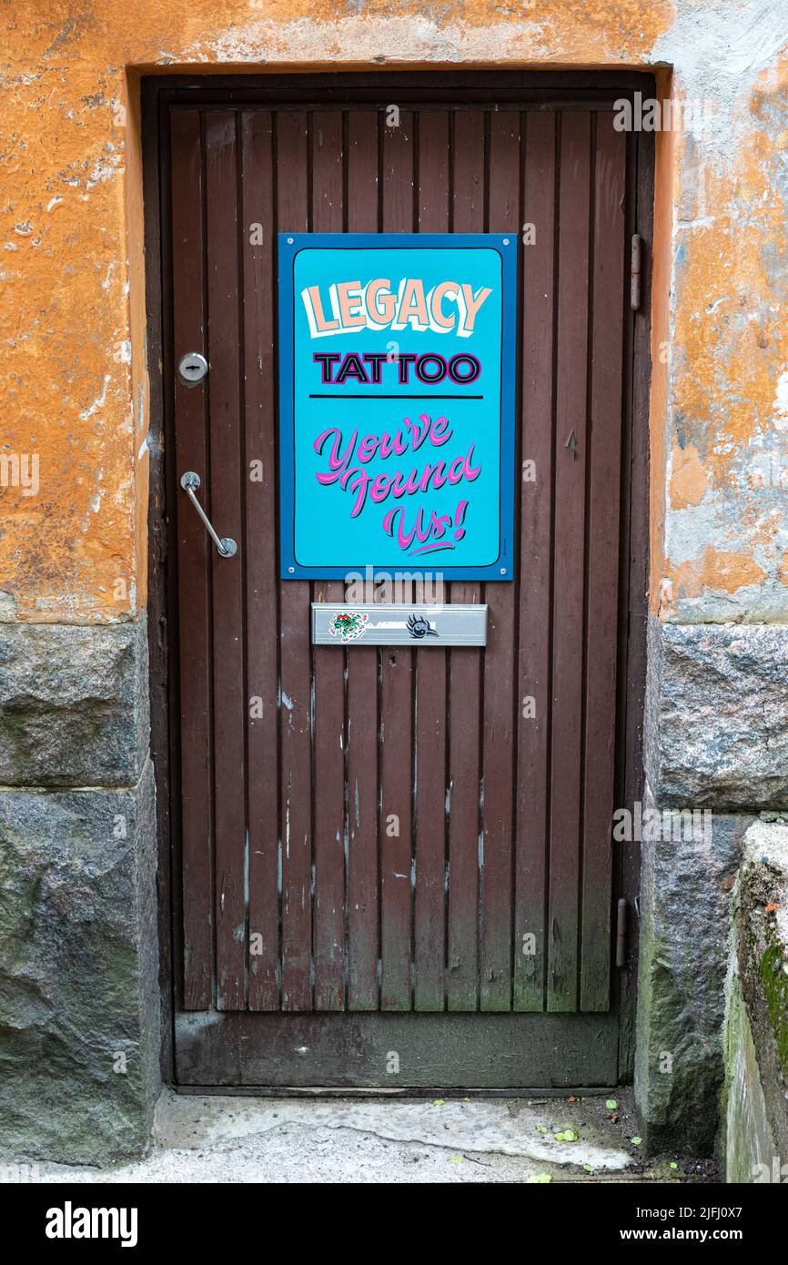 Alter Tattoo-Salon oder Salon Eingang im Kallio Bezirk von Helsinki, Finnland Stockfoto