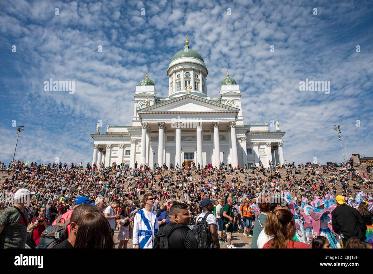 Helsingin tuomiokirkko oder die Kathedrale von Helsinki hinter überfüllten Senaatintori- oder Senatsplatz in Helsinki, Finnland Stockfoto