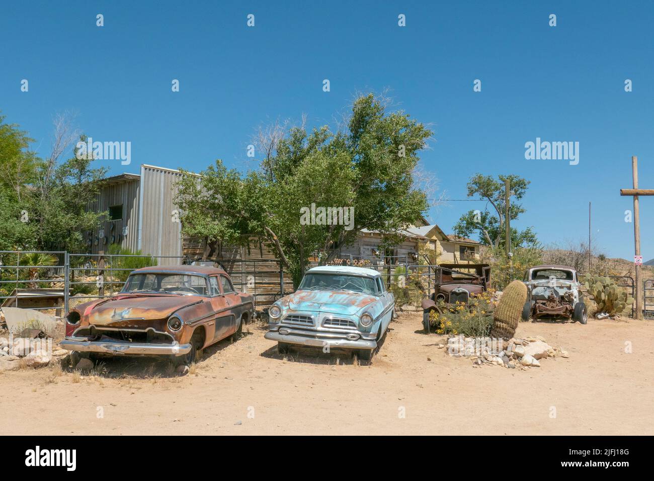 Oatman, USA - 26. Mai 2022: Alte Wracks von historischen Autos auf einem Yunkyard in der Nähe von Oatman auf der Route 66, USA Stockfoto