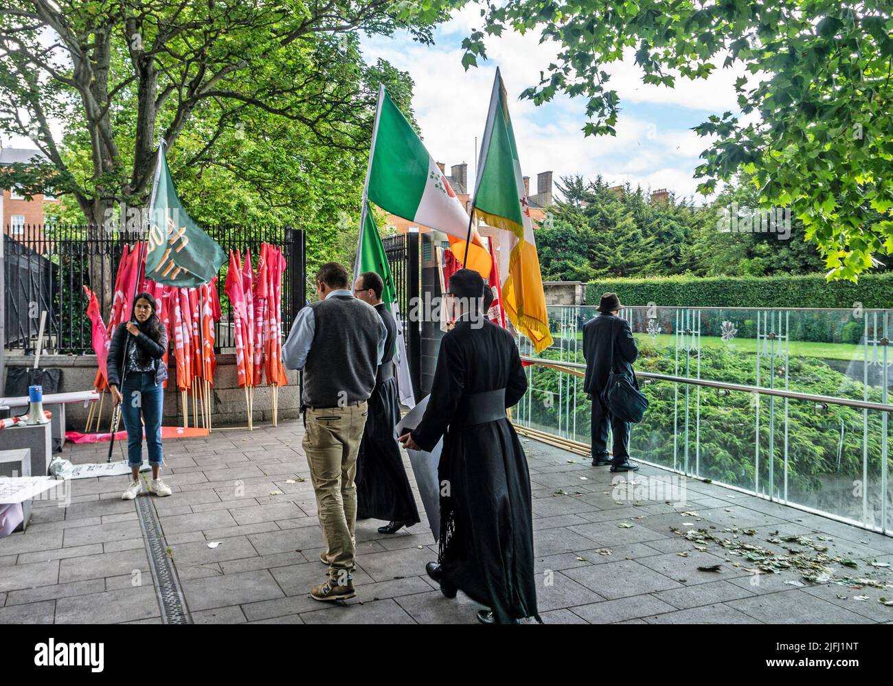 Eine Gruppe, die sich auf eine Pro-Life-Kundgebung auf dem Parnell Square in Dublin, Irland, vorbereitet. Die Gruppe umfasst Priester/Studentenpriester, Stockfoto