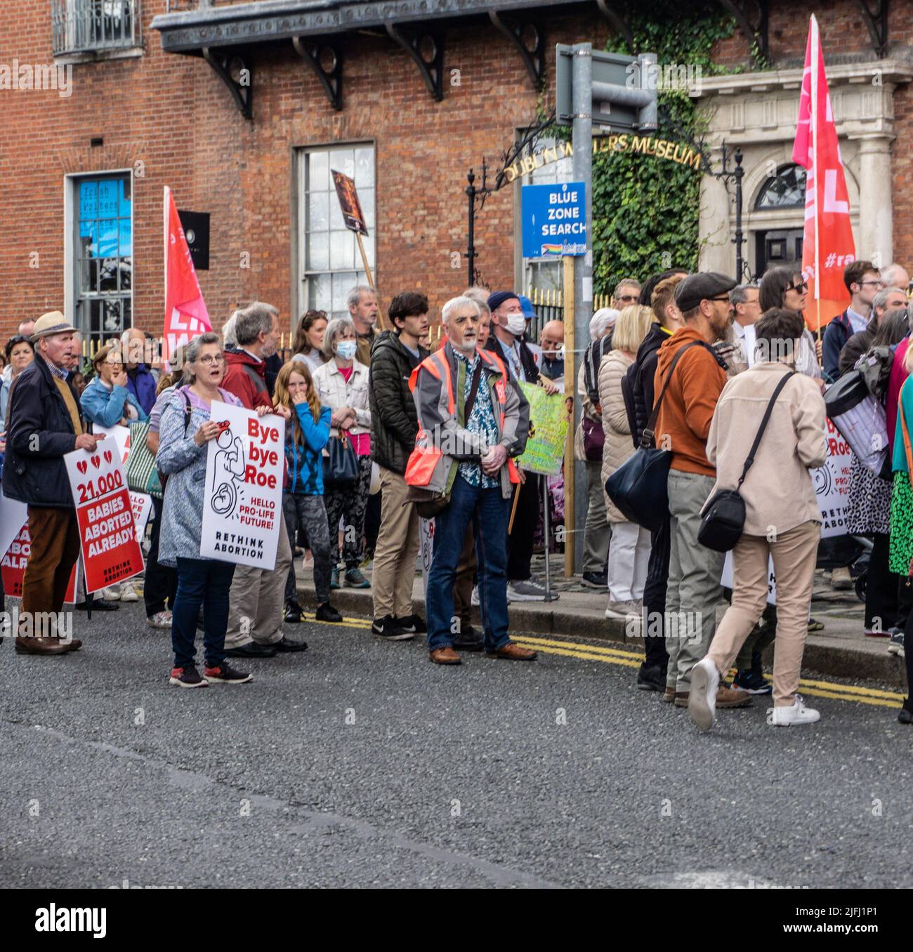 Eine Pro-Life-Kundgebung auf dem Parnell Square in Dublin, Irland. Ein Poster bezieht sich auf den Fall Roe V Wade, der kürzlich vom Obersten Gerichtshof der USA gestrichene Fall. Stockfoto