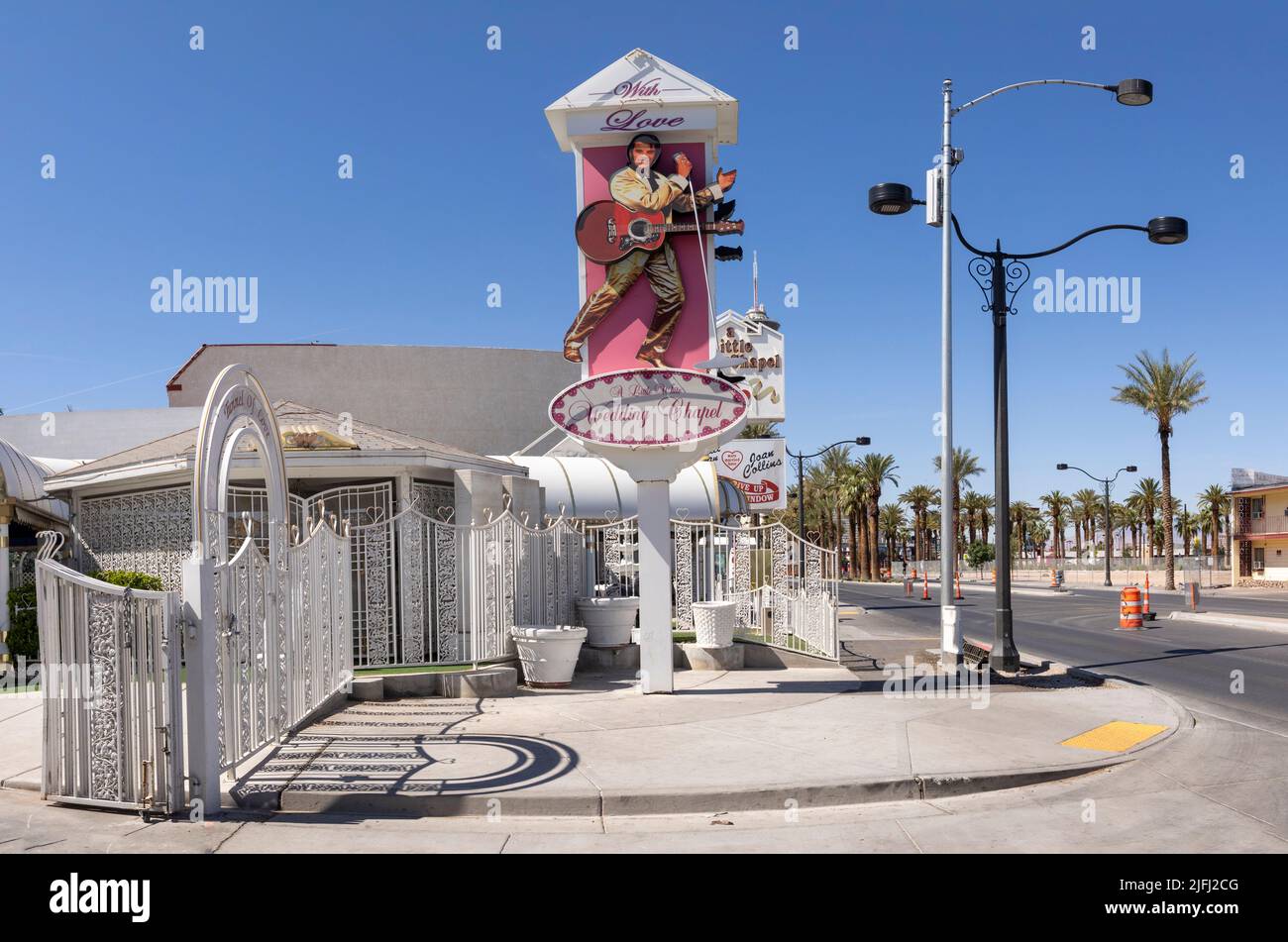 Las Vegas, USA - 24. Mai 2022: schild Hochzeitskapelle mit Bild von Elvis Presley und der kleinen weißen Kapelle im Hintergrund für schnelle Hochzeiten. Stockfoto Las Vegas, USA - 24. Mai 2022: schild Hochzeitskapelle mit Bild von Elvis Presley und der kleinen weißen Kapelle im Hintergrund für schnelle Hochzeiten. Stockfoto