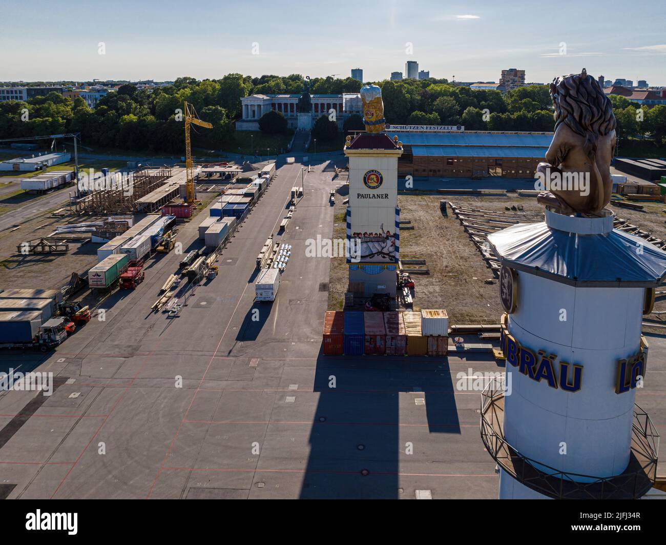 MÜNCHEN, DEUTSCHLAND - JULI 3.: Aufbau der Biertents auf dem Oktoberfest, dem größten Volksfest der Welt am 3.. Juli 2022 in München, Deutschland Stockfoto