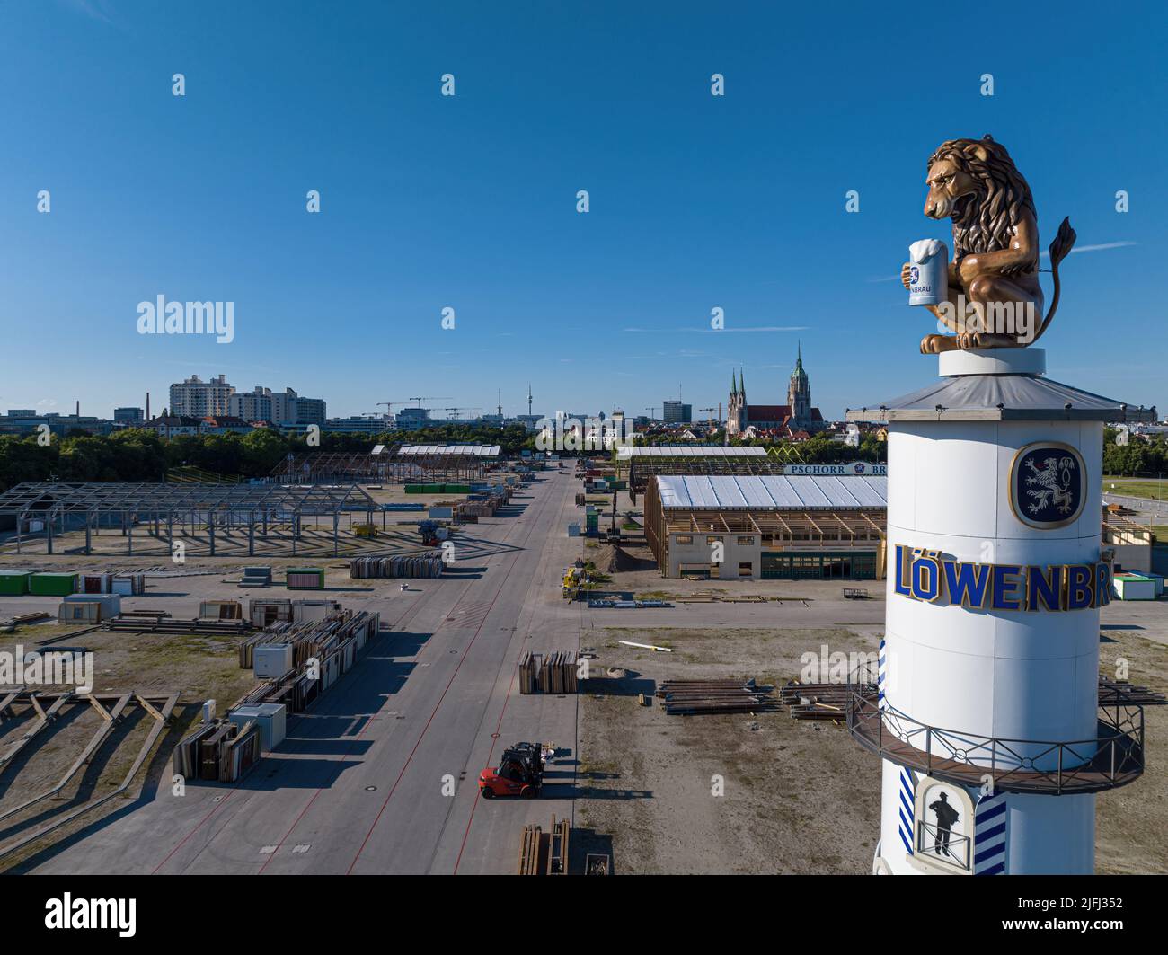 MÜNCHEN, DEUTSCHLAND - JULI 3.: Aufbau der Biertents auf dem Oktoberfest, dem größten Volksfest der Welt am 3.. Juli 2022 in München, Deutschland Stockfoto