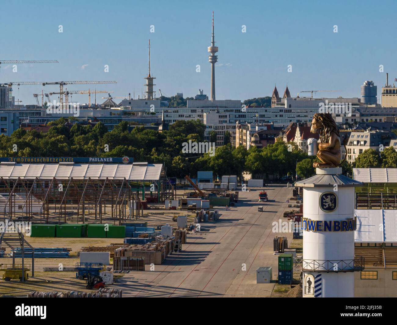 MÜNCHEN, DEUTSCHLAND - JULI 3.: Aufbau der Biertents auf dem Oktoberfest, dem größten Volksfest der Welt am 3.. Juli 2022 in München, Deutschland Stockfoto