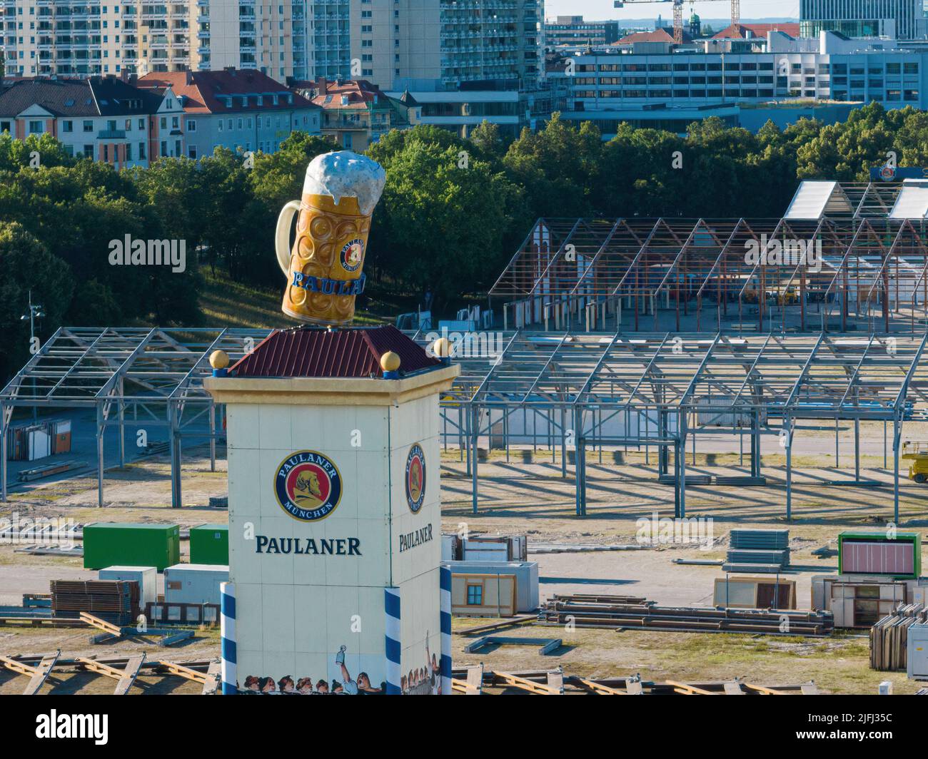 MÜNCHEN, DEUTSCHLAND - JULI 3.: Aufbau der Biertents auf dem Oktoberfest, dem größten Volksfest der Welt am 3.. Juli 2022 in München, Deutschland Stockfoto