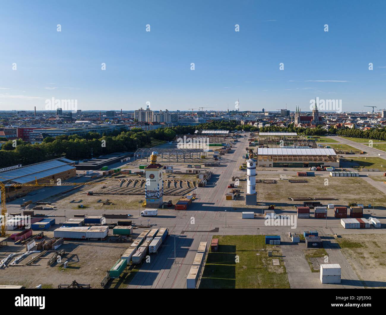 MÜNCHEN, DEUTSCHLAND - JULI 3.: Aufbau der Biertents auf dem Oktoberfest, dem größten Volksfest der Welt am 3.. Juli 2022 in München, Deutschland Stockfoto