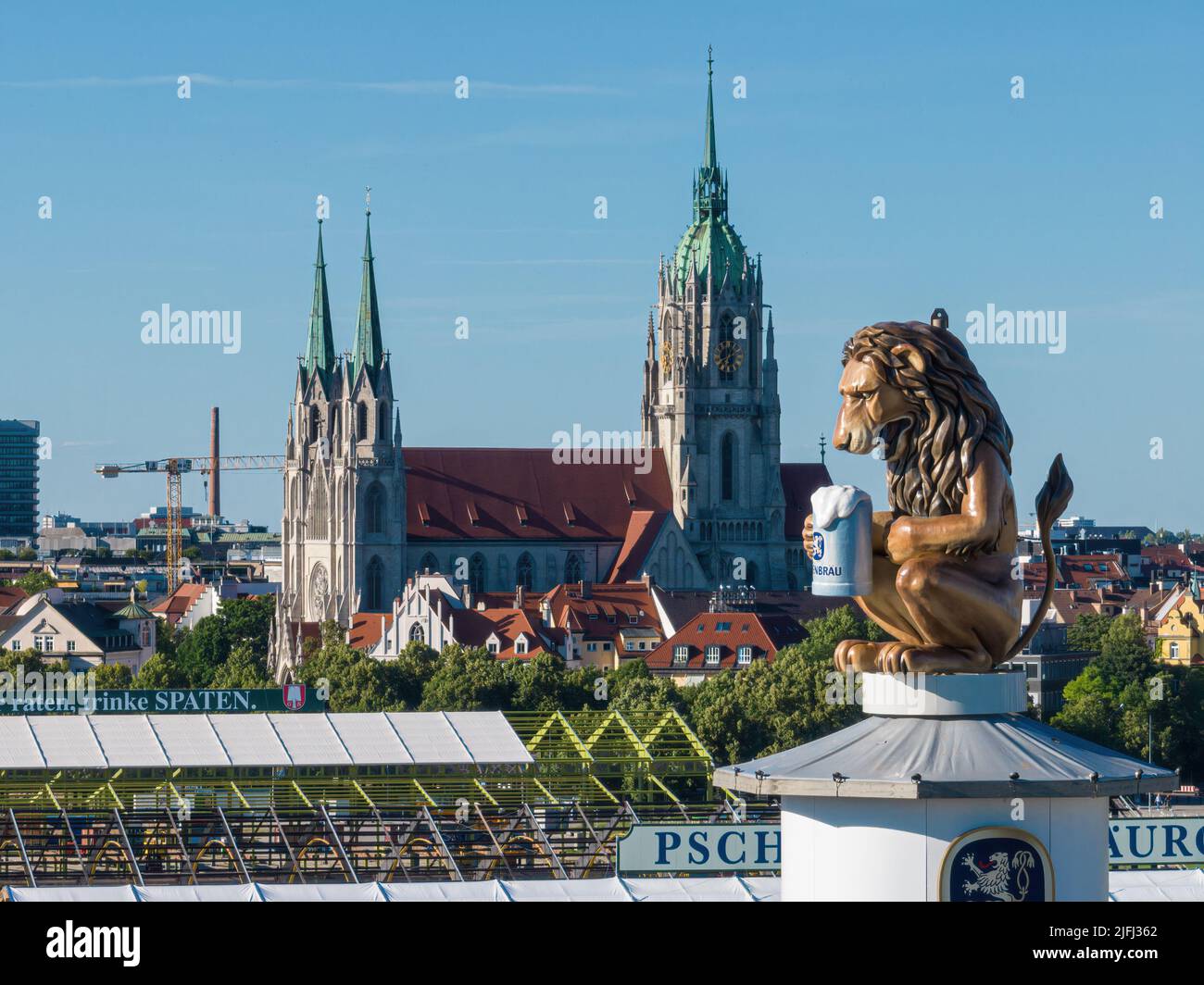 MÜNCHEN, DEUTSCHLAND - JULI 3.: Löwenbräu-Löwenstatue vor dem Aufbau der Biertents auf dem Oktoberfest, dem größten Volksfest der Welt Stockfoto