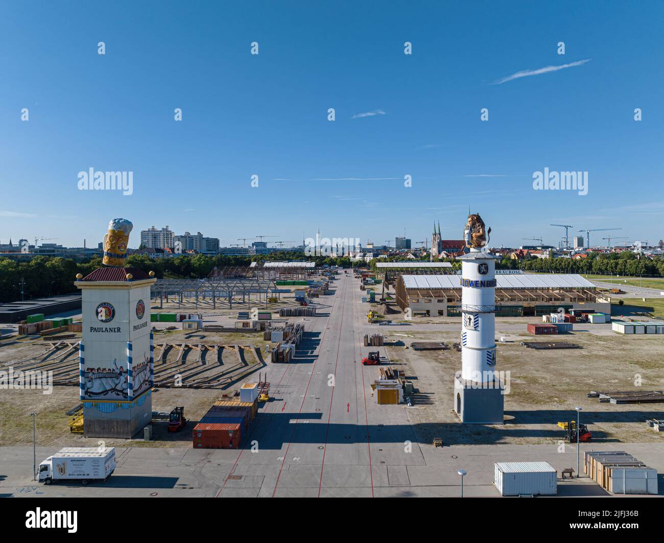 MÜNCHEN, DEUTSCHLAND - JULI 3.: Aufbau der Biertents auf dem Oktoberfest, dem größten Volksfest der Welt am 3.. Juli 2022 in München, Deutschland Stockfoto