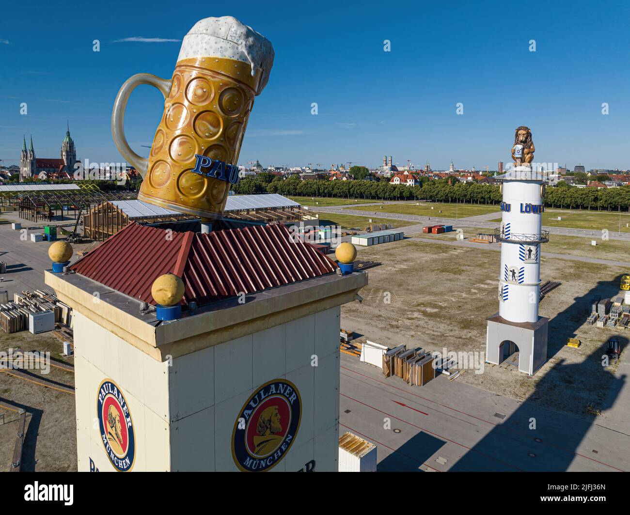 MÜNCHEN, DEUTSCHLAND - JULI 3.: Paulaner Turm während des Aufbaus der Bierteller auf dem Oktoberfest, dem größten Volksfest der Welt am 3.. Juli Stockfoto